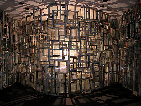 245_Chiharu_Shiota_Einsame_Zelle_2006